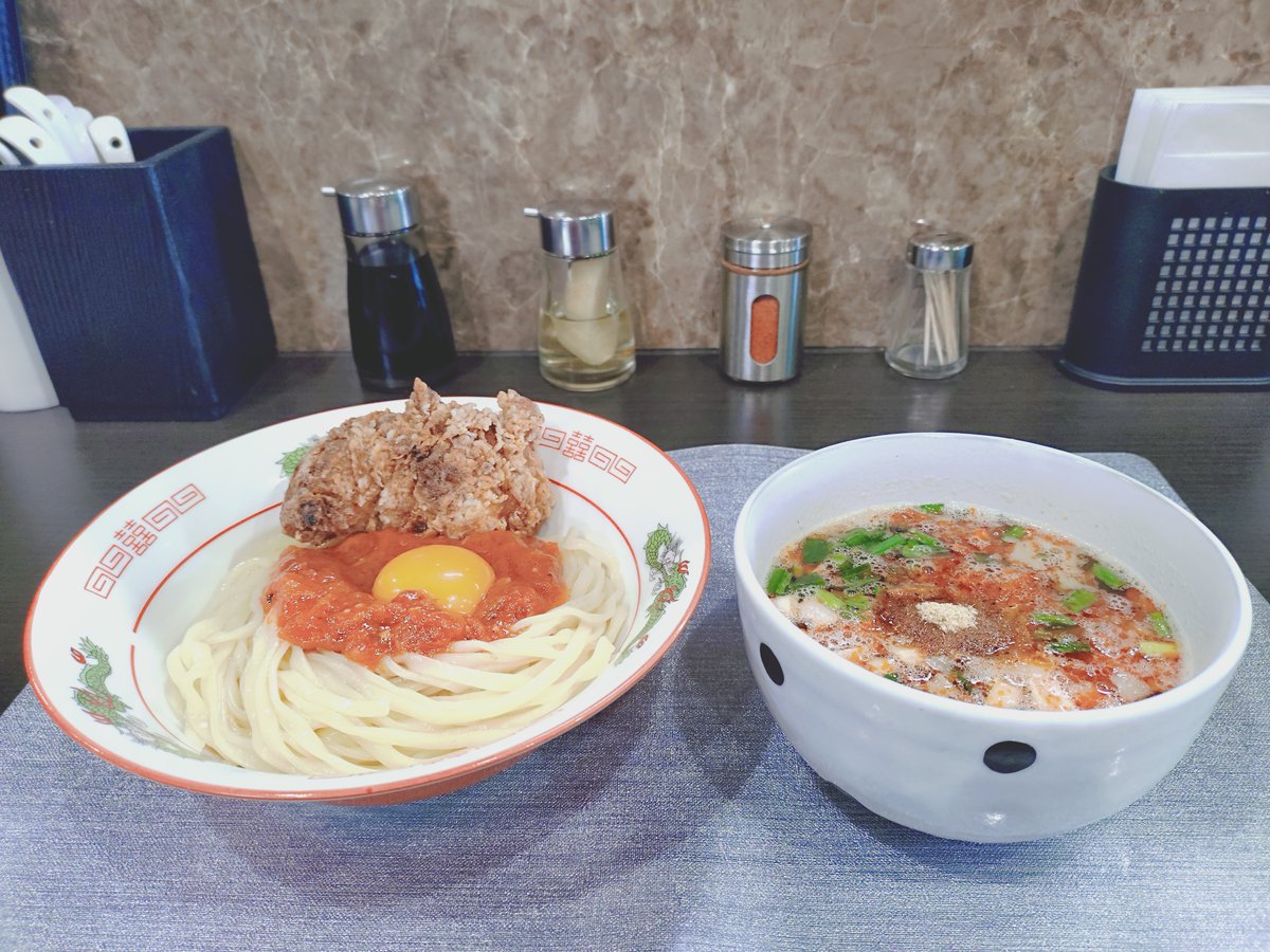 昨日は11周年Weak中の
秋津　麺.丼Dining夢者さんで『TKMのトマトマ台湾つけ麺＋夢者名物幻のデカ唐』を訪食😋
デカ唐をおかずに平打麺と卵黄にトマトソースを絡め旨辛スープに浸して食べると今回トマトが酸味より甘味を主に感じ優しき美味さ🥰
当然追い飯も美味しく食し大満足🤣
今日も幸腹様でした🤗