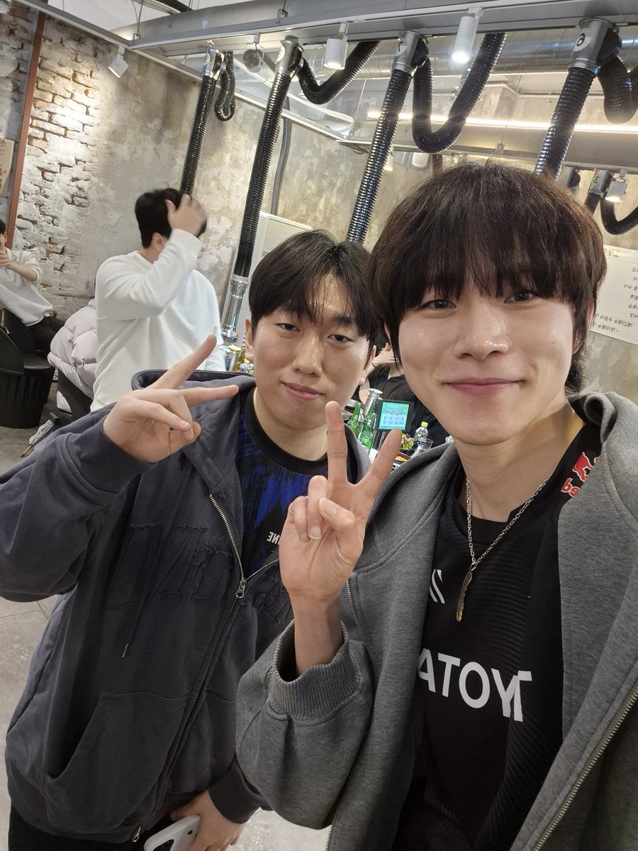 킁.. tweet media