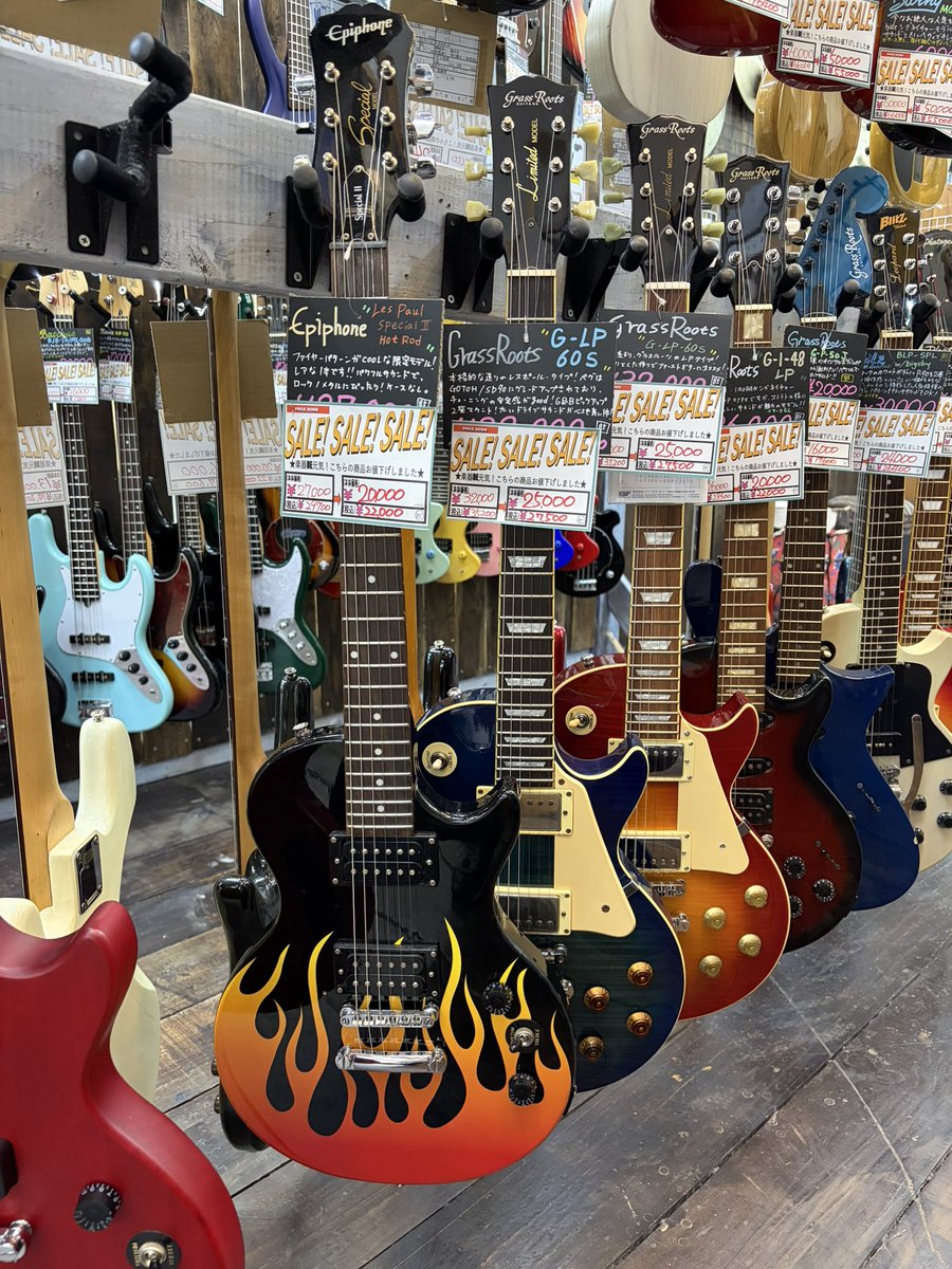9218D's tweet photo. 沖縄での楽器屋巡り、続いてはB'z関連！！
もしコレが本土のお店なら、55TAK以外の３本は買ってたかもしれない💸
ピンクのAxis、安くない？？
空輸手段がなくて諦めた…🫠 https://t.co/hcyVYwLFrS