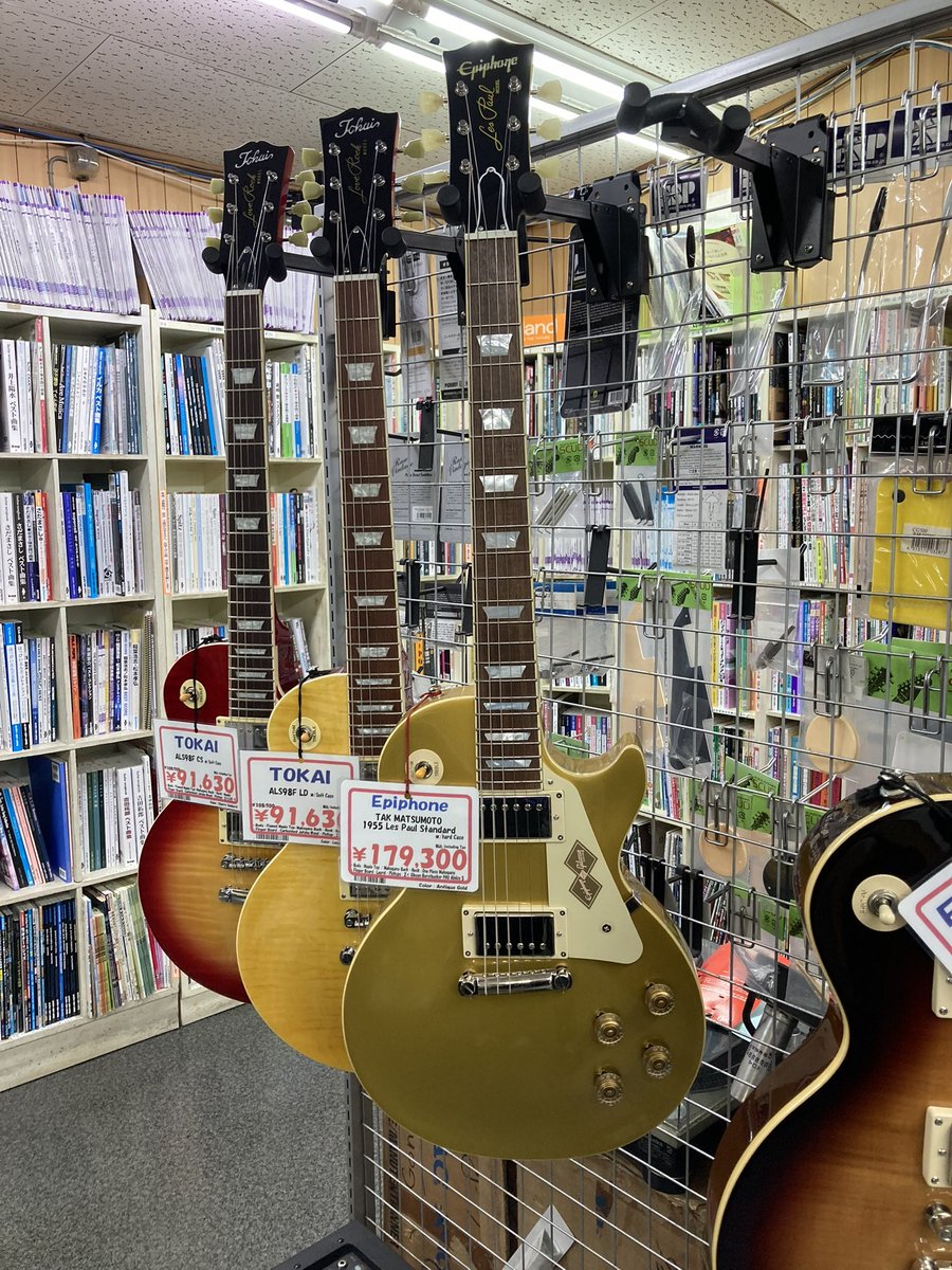 9218D's tweet photo. 沖縄での楽器屋巡り、続いてはB'z関連！！
もしコレが本土のお店なら、55TAK以外の３本は買ってたかもしれない💸
ピンクのAxis、安くない？？
空輸手段がなくて諦めた…🫠 https://t.co/hcyVYwLFrS