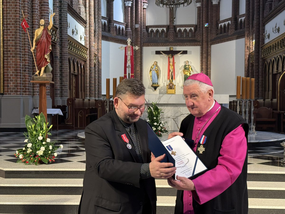 RadioWarszawa's tweet photo. 🎶Po uroczystej Eucharystii w Katedrze Warszawsko-Praskiej odbyła się gala z okazji Jubileuszu 25-lecia Chóru „Musica Sacra”.

Jeszcze dziś i jutro wieczorem niezwykłe okazje do spotkania z muzyką sakralną w ramach trwającego III Festiwalu „Musica Sacra”.

Fot.ks. Mariusz Wedziuk https://t.co/X4HpEXc31t