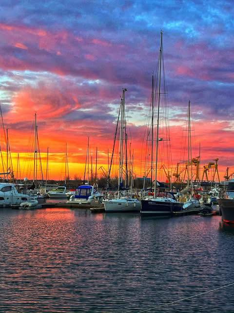 angelicaio81153's tweet image. Clouds come floating into my life , to add color to my sunset sky 🌤️🌤️

Rabindranath Tagore 

Fairytale Sunset , Constanta Harbor , The Black Sea Romania 
#artistic #landscape #photography