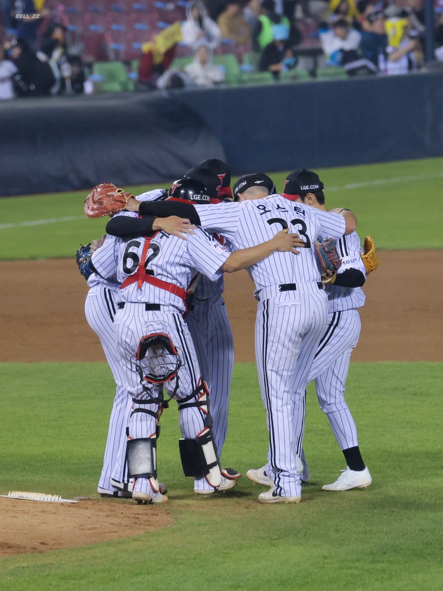lbell_zz's tweet photo. 첫 등판부터 승리 세리머니⚾️✨

260502 #엘지트윈스 #LGTWINS #이종준 https://t.co/BTvgAECzNP