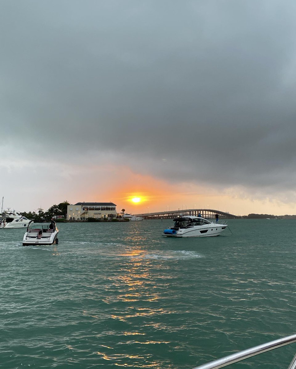 Ayeshakhan8711's tweet image. Chasing sunsets on the water, with a perfect view of the horizon                   #SunsetVibes   #OceanViews