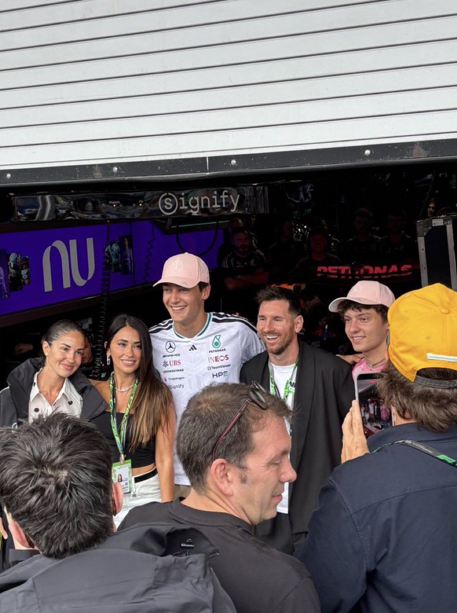 LA CARA DE FELICIDAD DE RUSSELL 

leo conozco otro garage rosita muy lindo por el que podes pasar!!