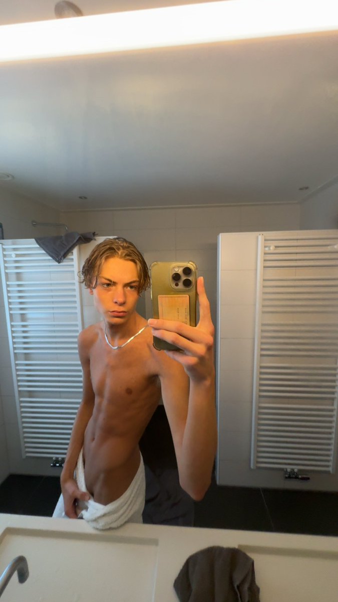 SkinnySeduction tweet media
