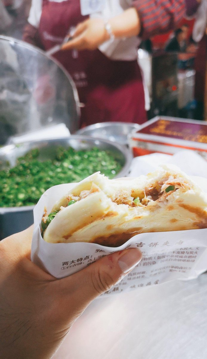 augie227's tweet image. "Scent of grilled squid, crispy fried chicken—street food magic hits different!  Grab a bite u0026 let flavor dance on your tongue! #StreetFoodJoy #QuickBite"