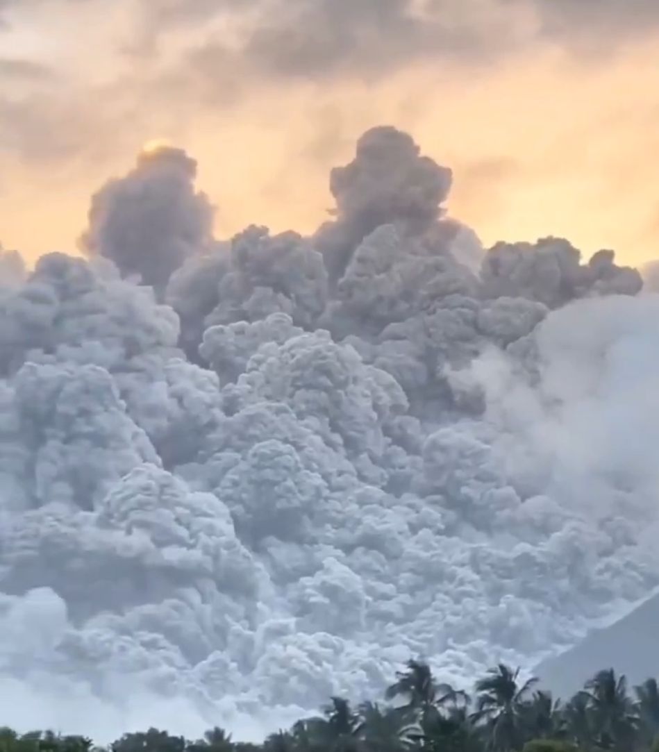 riskiomap's tweet image. Mayon Volcano Eruption

The Philippines' most active volcano is spewing ash and showing "high level magmatic activity." A Level 3 Alert is in effect.

Evacuations: Dozens of villages in Albay affected.

Danger Zone: Strict 6km radius enforced.

#MayonVolcano #Philippines