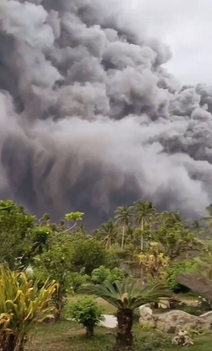 riskiomap's tweet image. Mayon Volcano Eruption

The Philippines' most active volcano is spewing ash and showing "high level magmatic activity." A Level 3 Alert is in effect.

Evacuations: Dozens of villages in Albay affected.

Danger Zone: Strict 6km radius enforced.

#MayonVolcano #Philippines