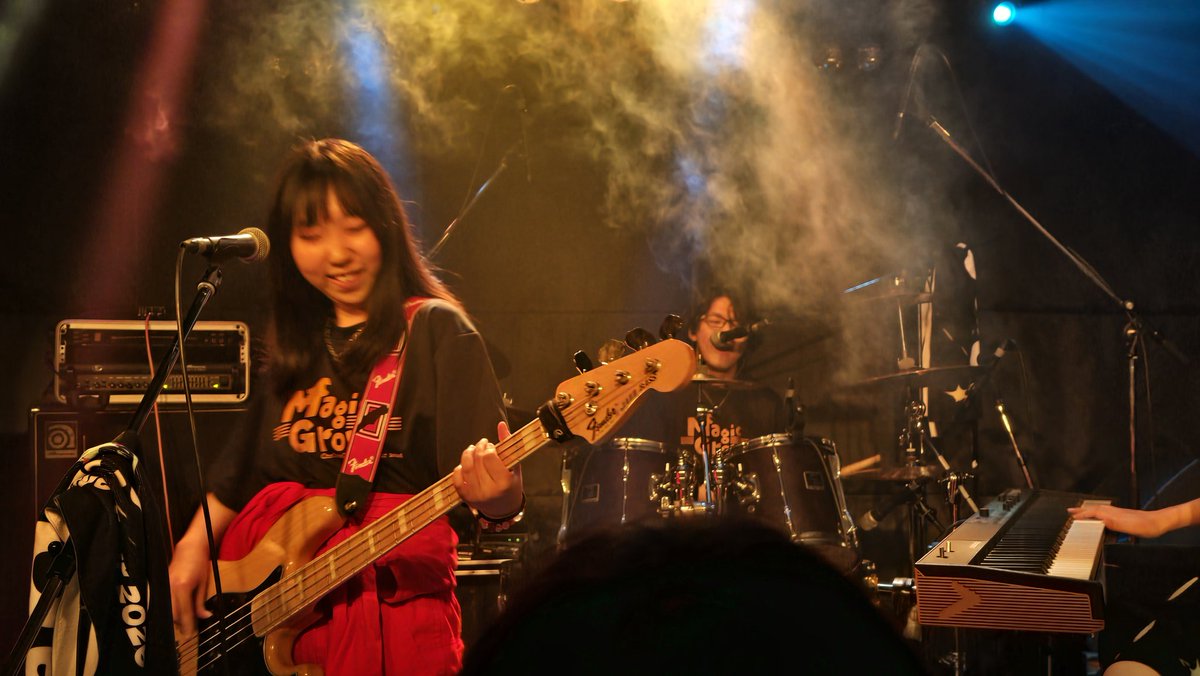 umeyann's tweet image. #オンスビッ！4組目は、#OneOnceOver🎶
見るのは、ラフグレ解散以来3年ふり🎵
そして元ラフグレのしゅんさんがいてる、新メンバー野間さんが🎵
4人になった演奏を楽しみながら、キーボード立てるやつやるかなと見てたら最後に、グルグルでやってくれた🎶
久しぶりにワンワンワールドを堪能しました😊