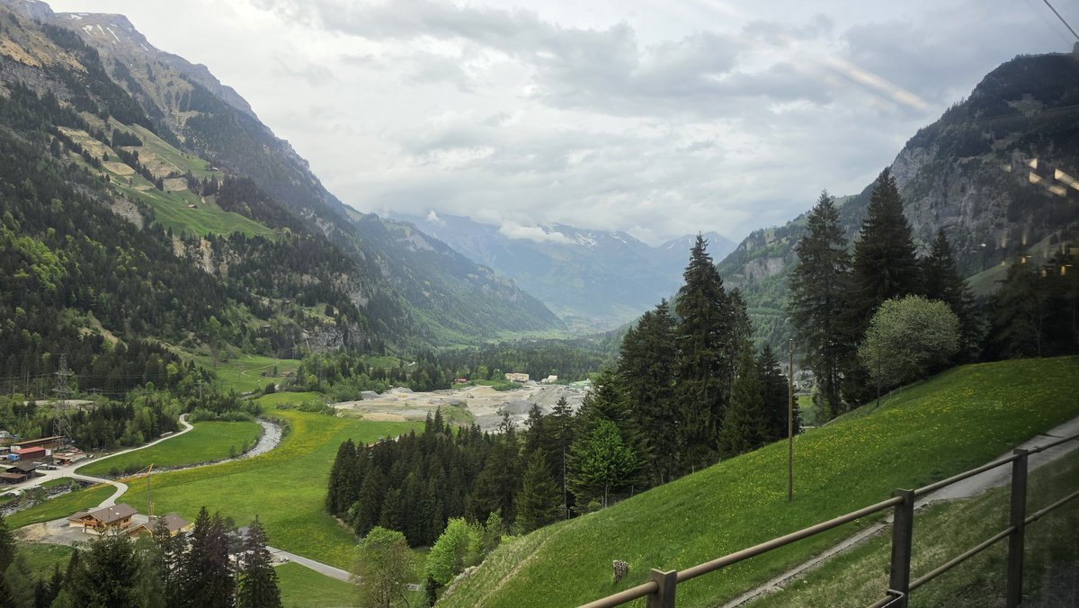 iwaneu07pl's tweet photo. Szwajcaria 🇨🇭 na weekend

Z Brig do Thun jedziemy starą trasą Lötschberg-Bergstrecke

Pogoda trochę się pogorszyła, ale warto było ponownie zobaczyć tę linię

Szczególnie pocztowy odcinek, na którym wznosimy się o 450 m nad dolinę Rodanu

Linia obsługiwana przez BLS https://t.co/XtXRxzhpDf