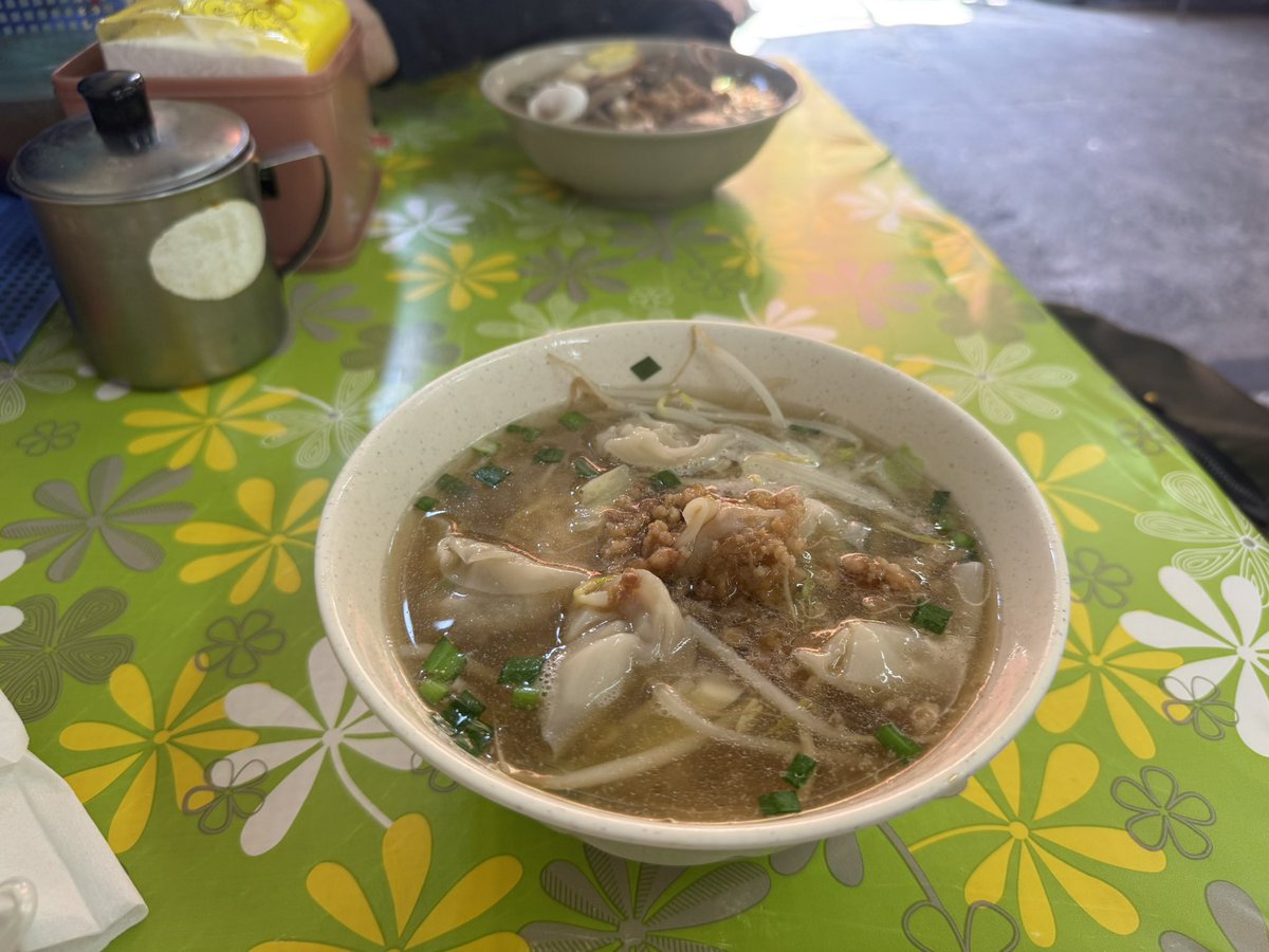 台南、水仙宮市場の麺屋さん、休む間もなくよう働いてはる。人気らしくワンタン麺にありつくまで小一時間待ったが、待つ間椅子でうとうと気持ちよくうたた寝できたのでよし。麺も美味くてよし。
#台南
