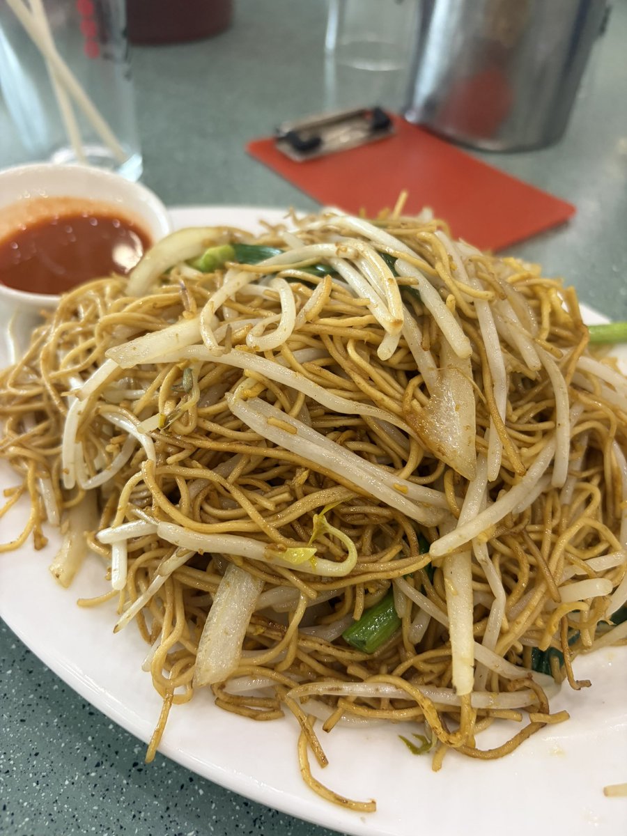 sahi_'s tweet photo. 涼茶が飲みたかったのは、昼食の焼きそばが山盛りで満腹過ぎ、なんとかしないと夕食が食べられなさそうだったから…ベイクハウスでエッグタルトも買ったのに…結局、夕食は胃の隙間になんとか入りそうなガチョウと醤油鶏のっけご飯。 https://t.co/KfsTardyzx