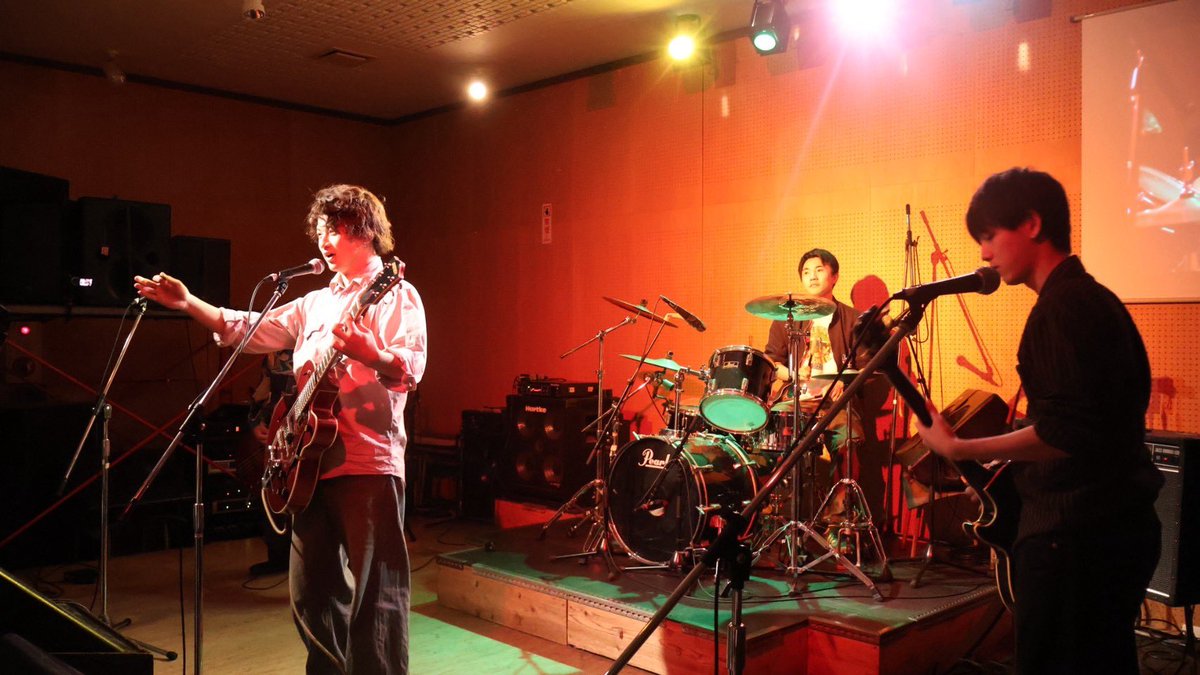Freedom_Cafe_'s tweet photo. 5/2(土)に4サークル合同新歓ライブを開催しました！
どのサークルも個性的でアツいバンドばかりで良い刺激をもらうライブとなりました💥

主催のソングバードさん、関係者の皆様ありがとうございました！✨️✨

新入生はもちろん、2~4回生も入部可能です❕皆さんの入部をお待ちしております🙌🏻🙌🏻 https://t.co/tfMsmbfym5