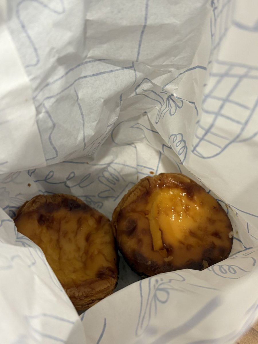 sahi_'s tweet photo. 食べ過ぎに効くのは？と翻訳アプリで聞いて飲んだ激ニガ涼茶に助けられ、無事にデザート。サワードウのエッグタルトとソルティエッグクリーム入り菠蘿包。残りは朝ごはんにする。 https://t.co/vlcyOqmdEk