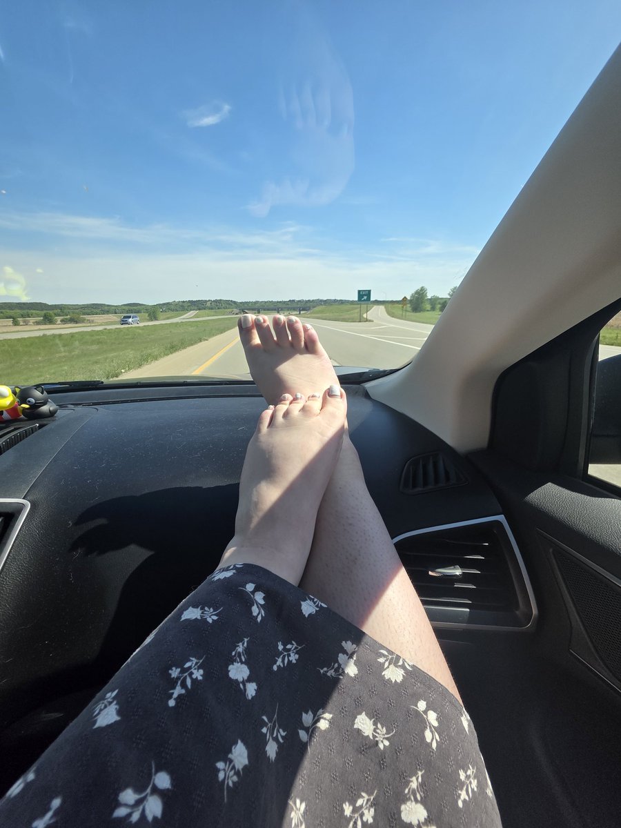 KayKake98's tweet photo. Got my feet up on the dash for you 😘 if you want more DM me 🙈 #feetfetısh #feetworshi̇p #contentcreator #feet #needsub #natural https://t.co/bDjA6OzXZZ