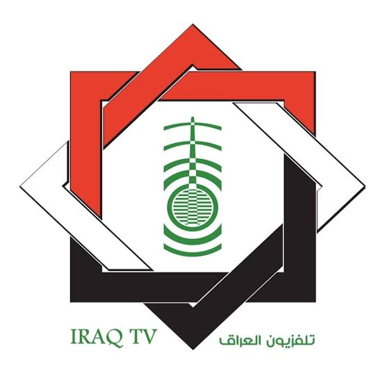RusslyA's tweet photo. 🔴 في ذكرى تأسيس (تلفزيون العراق).

بعد 2003، لم ترتقِ أية قناة عراقية، على الإطلاق، لمستوى القنوات العربية المتقدمة، لم تتمكن أيّها من المنافسة عربياً، لم تتمكن حتى من إقناع جمهورها، بدءاً من القنوات المملوكة للأحزاب، إلى التابعة لاتحاد الإذاعات الإيرانية (الإسلامية)، وصولاً إلى القنوات التي يملكها رجال أعمال.

باختصار: كلها.

مالكو القنوات لا يستمعون للمختصين، جدول البث غالباً غير متماسك، ومبعثر، ولا يلبي احتياجات الفئات المستهدفة، يعتقد غالبية القائمين على هذه القنوات أن المشاهد العراقي ساذج للغاية، يبحث عن المادة الرخيصة، والكوميديا التافهة، والوجوه المكررة، فيما المشاهد العراقي يتابع المسلسلات الغربية والهندية والآسيوية، والبرامج العالمية، والكوميديا المتنوعة، وبرامج الواقع العديدة ذات الشهرة العالمية، ولم يعد أي عمل عراقي يستهويه إلا لغرض التندر والسخرية.

إعادة تدوير البرامج بأجزاء عديدة، و(مط) المسلسلات لثلاثين حلقة بطريقة لَيّ عنق النص، والبرامج السياسية القائمة على (عراك الديكة)، هي السمات المشتركة لكل القنوات العراقية.

جرّب أن تقدّم نصاً درامياً يطأ أرضاً جديدة من الخيال والفكر لأية قناة، وستواجه بردٍ واحد: الجمهور لن يعجبه هذا!!

بينما الجمهور متعطش للأرض الغريبة، فقد سئم مسلسلات (أبو شكرية) و (المحلة) و(القصص الاجتماعية البائسة).

شركات الإنتاج لا تملك الجرأة هي الأخرى، فهي تعمل بمفهوم (المخرج عايز كده)، وحتى لو حصلَت على نصٍ مثير، فهي تضغط نفقات الإنتاج لتدمر العمل برمته.

أما كارثة البرامج، فكأن قرآناً نزل على كل الإعلام العراقي يقول أن البرامج هي:

الصباحي، السياسي، الترند، الطبخ، الرياضي، الاجتماعي، لا شيء أكثر، فيما هناك عشرات الأفكار لصناعة برامج مثيرة حقيقية، بعضها يحقق أرباحاً بملايين الدولارات للقناة فيما لو تم تنفيذه بذكاءٍ وسخاءٍ حقيقي.

أما أعمار القنوات، فكلها تمر بنفس دورة الحياة:
سخاء في البداية، استقطابٌ للعقول الجبارة، ثم مرحلة (تهجيج) العقول بسبب التضارب بين أفكار هذه العقول مع أفكار القائمين على القنوات، ثم مرحلة (زيرو باجت)، أو (الميزانية صفر)، والتي تقتل العمل الإنتاجي، ثم مرحلة: بيع القناة لمستثمر آخر، وتعاد دورة الحياة من جديد.

لم تستطع أية قناة بعد 2003 بناء حالة ولاء بين شاشتها والمشاهدين، فالتذبذب بالكفاءة والجودة يدمر هذا الولاء، بطء استيعاب الأفكار ونقضها مع قراءة أول حرف من مقترحات التطوير يقود إلى بث لا يحتوي سوى على برامج (هذا ما وجدنا عليه الإعلام العراقي) دون أية رغبة بالتطور.

أما نشرات الأخبار فحدث ولاحرج، ولا أريد الخوض في تفاصيلها، سوى القول بأنني لا أعتقد أن عراقياً يأخذ خبراً من قناةٍ عراقية ويترك (العربية) و (سكاي نيوز) وراء ظهره.

كل هذا ولم أتحدث عن الطارئين على المهنة، أولئك الذين لا يجيدون كتابة سطر، لكنهم يعملون كمراسلين ومذيعين ومقدمي برامج، فقط لأنهم يتمتعون بمظهر، أو علاقات.

محنة الإعلام هي محنة الدراما، والأخبار، والبرامج، والإبداع المرئي كله.

هذا واقع التلفزيون في العراق، بعد مرور 70 عاماً على انطلاق تلفزيون العراق، أول تلفزيون في الوطن العربي والشرق الأوسط على الإطلاق!