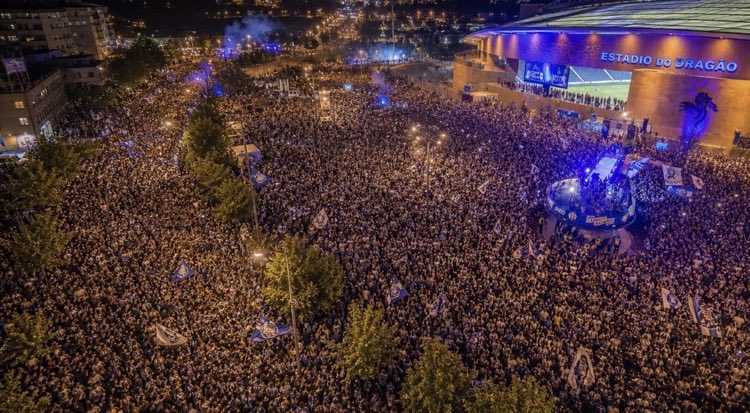 BOTA FOGO NO TERREIRO
QUE O PORTO VAI EM PRIMEIRO

A DANÇAR COM A MOURARIIIIIAAAA

ONTEM ELA ERA CASADA
HOJE É DIVORCIADA
AMANHÃ PODE SER MINHAAAAA