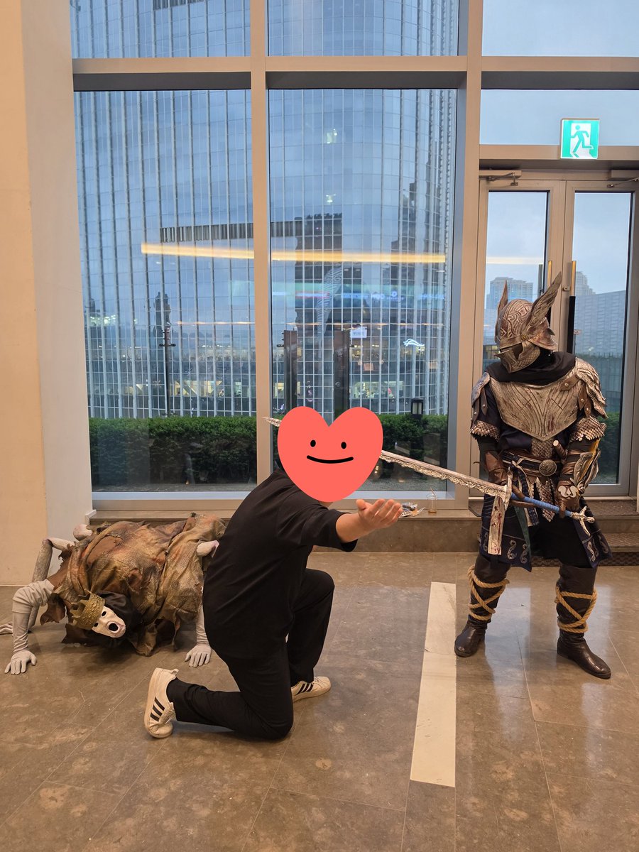 CyphersCain's tweet photo. 엘데의 왕을 뵙습니다 https://t.co/BXmaclJf7f