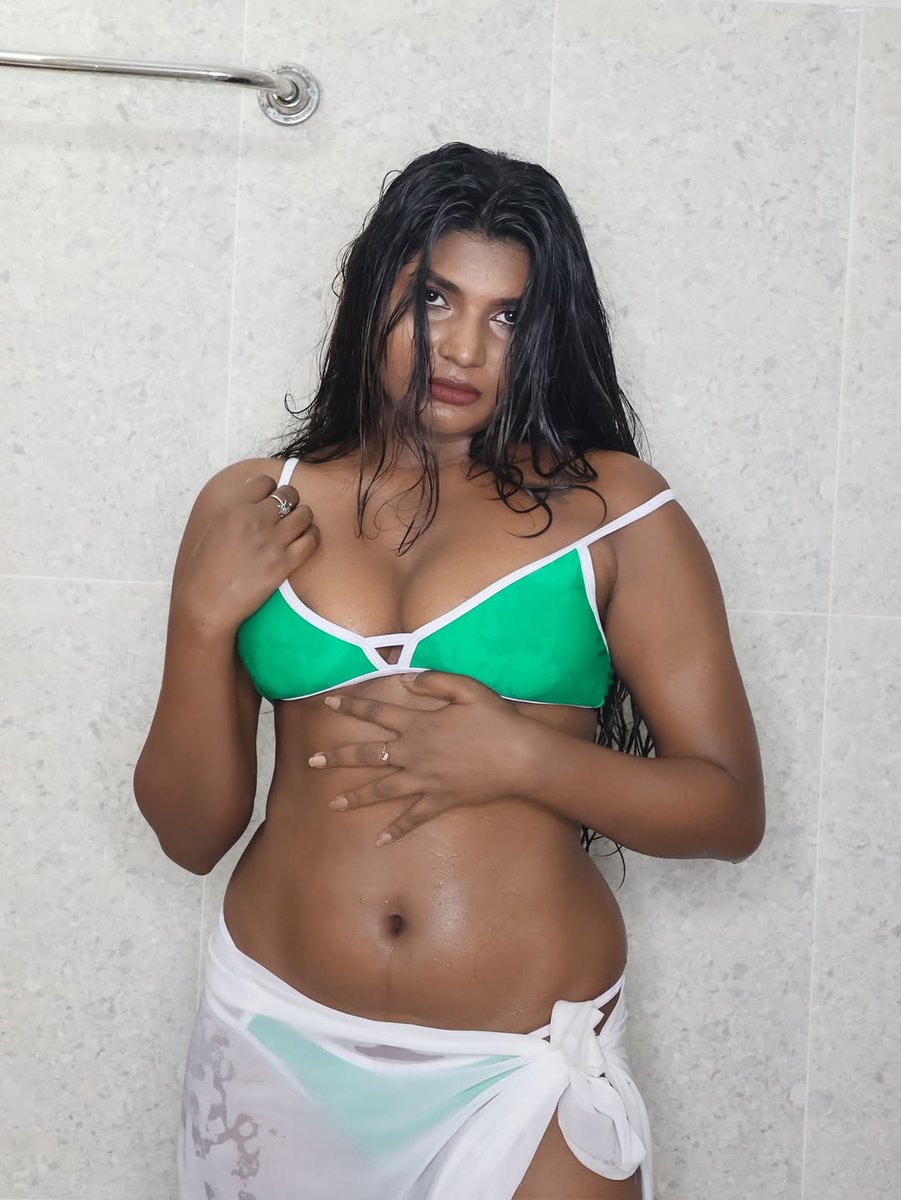 DreamerT96's tweet photo. #Stephina
Karutha katta Akkul arms thopul idupu cleavage katti mood ethura😍😘 https://t.co/Vb1ldfFOgm