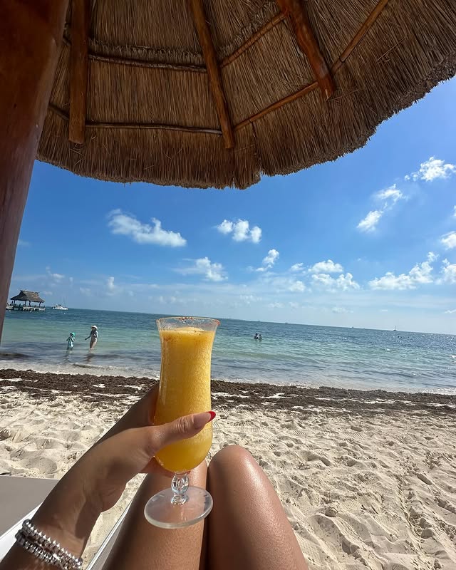 Annabelle81dhb's tweet image. Sunshine, sand, sea breeze, and a refreshing glass of juice
This is probably the best thing about summer🌴🍹
#BeachVacation #SummerTime #BeachLife #TravelDiary