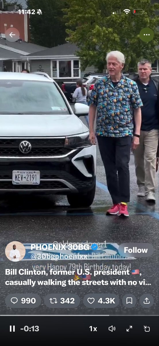 cbice13's tweet photo. @30bgphoenixx The guy behind him is secretly service. Has an earpiece in. https://t.co/oAoMQ5wosD