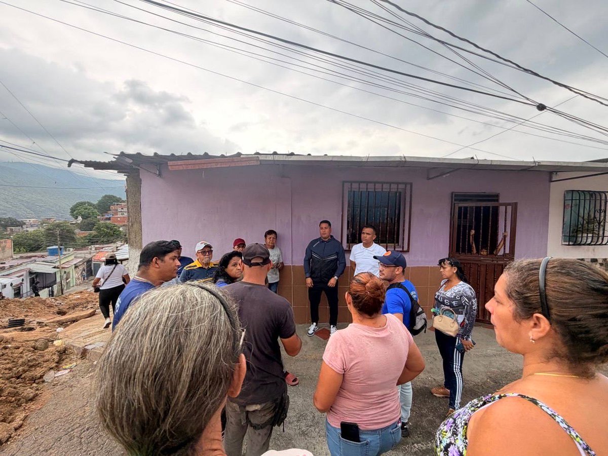 Galindez_vzla's tweet photo. Las vecinas y vecinos de la comunidad 29 de julio, sector parte alta, nos venían reportando la problemática de las aguas servidas. Aquí, desde la alcaldía, hemos transferido recursos a la comuna, donde se inició la ejecución de este proyecto que también fue priorizado por la pasada Consulta Popular Nacional. ¡Avanzamos!

#Guarenas #Miranda #Venezuela 

@delcyrodriguezv @dcabellor @jorgerpsuv @HectoRodriguez @maperezpirela
