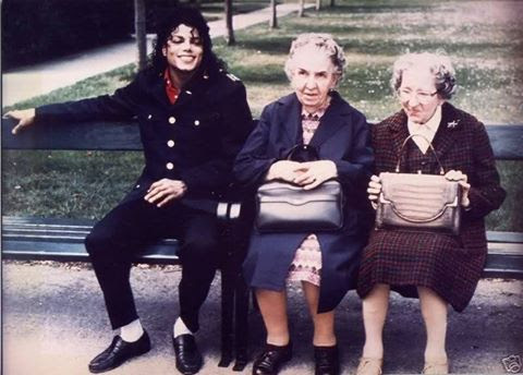 EmmaPeel_Knight's tweet image. @michaeljackson loved #Vienna, #Austria🇦🇹, very much. You can see him here at the #Vienna #Burggarten sitting with 2 older Ladies, in June 1988.
@archivejaafar @ParisJackson @iambigijackson @princemjjjaxon @jermjackson5 @latoyajackson @JanetJackson @tajjackson3 
#MichaelMovie