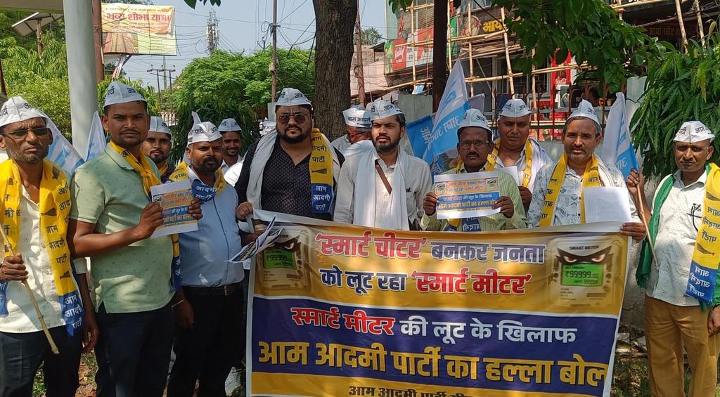 sarveshaap's tweet photo. स्मार्ट मीटर की लूट के खिलाफ जिलाध्यक्ष अवधेश कुमार मौर्य जी के नेतृत्व में साथियों के साथ जोरदार विरोध प्रदर्शन करते समय पुलिस अधिकारी द्वारा रोका गया , SDM सदर से बात करने के पश्चात प्रशासनिक अधिकारी को ज्ञापन सौंपा।

'स्मार्ट चीटर' के लूट का खेल, 
अब नहीं सहेगा उत्तर प्रदेश! https://t.co/kAJ29H34KU