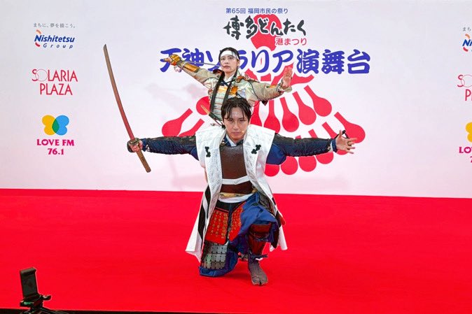raikirimaru2016's tweet photo. 誾千代じゃ！
本日は博多どんたく港まつりへ！
ソラリアプラザ、博多町屋ふるさと館、と二つの陣を廻り、多くのお客陣に我らの祝いの舞を披露したのは有難き幸せ！
町中にある多くの演舞台が賑わっており、我の幼き頃、父上と共に見た博多の光景を思い出したぞ！
パレードでは当世に蘇り初めて、透明な雨合羽を着たが、お陰で皆々に手を振る事が出来た！
雨の中馳走した皆々誠に大儀であった！
これからも柳川の民を始め所縁の地の皆々と共に招致活動に励んで参る故応援をお願い致す！
またお会い致そう！