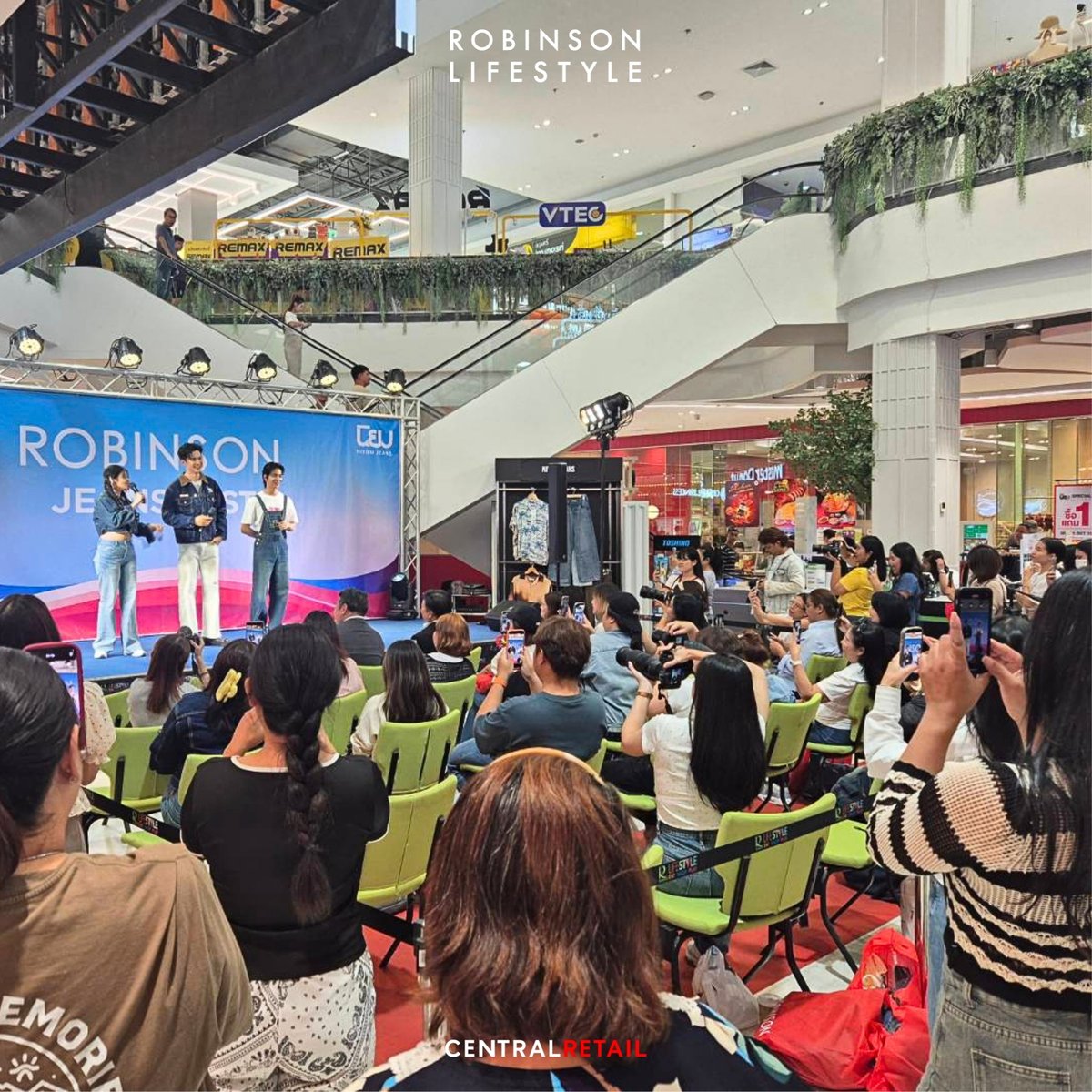 เก็บทุกโมเมนต์ความฟิน เสิร์ฟซ้ำให้ใจละลายอีกครั้ง 💙
ของ BillyBabe ในงาน “ROBINSON JEANS FEST”
คนดูยิ้มไม่หุบ! ✨

สองหนุ่มสุดฮอต “บิลลี่ – เบ้บ” จากซีรีส์ “อสงไขย”
ขนทั้งเสน่ห์ รอยยิ้ม และโมเมนต์น่ารักมาแจก💥

📍 โรบินสันไลฟ์สไตล์ กาญจนบุรี

#BillyBabe #babiibabe  #bbil1ypn