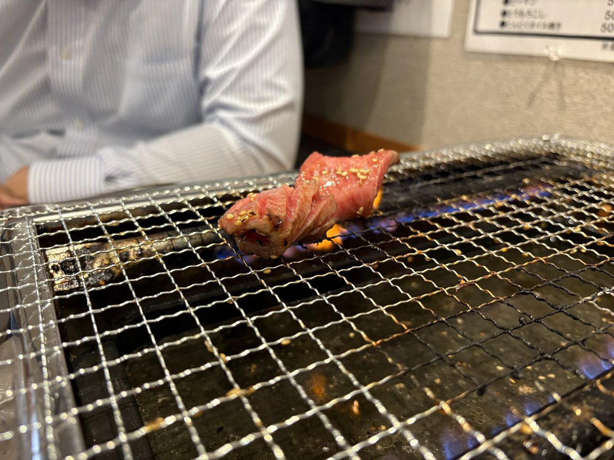 雨でボサボサ

なんか変な形で焼き出したお客様🍖
もうべろべろやけど今日も今日とて飲み明かします👅