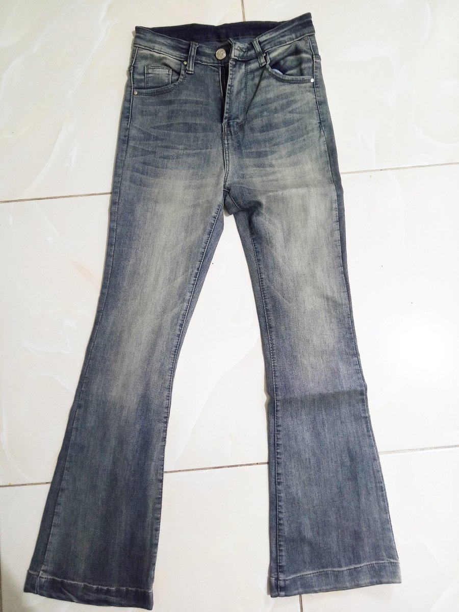 washittyfce's tweet photo. wts celana jeans cutbray highwaist retro (biru agak keabuan) 
like new, dipake 2-3 kali buat foto aja 
size 27
pinggang: 66-70 cm
panjang: 103 cm
130k 💸
bisa oren 🍊 https://t.co/J6hmuRC4la