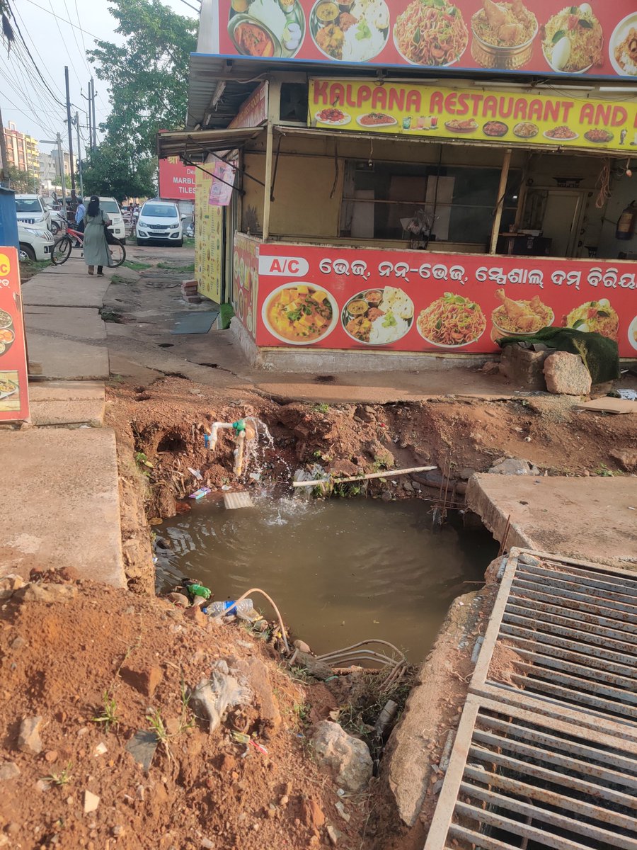 ajitkumar7688's tweet image. Continuous water leakage into open drain + garbage accumulation near explanade mall. Creating unhygienic conditions &amp;amp; mosquito breeding.
Request urgent inspection &amp;amp; repair.
@bmcbbsr @CMO_Odisha @HUDDeptOdisha
#CleanOdisha #BMC