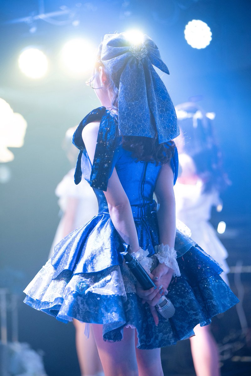 reina__DM's tweet photo. 少し長くなりますが、アイドルを始めた頃の気持ちを書きます。アイドルは、自分に自信がある人が始めるものだと思われるかもしれません。

でも私は、そうではありませんでした。

自己肯定感が高かったから、アイドルを始めたわけではありません。

むしろ私は自分に自信がなかったからこそ、人前に立つ世界に惹かれたのだと思います。

昔から、自分のことを心から好きだと思えたことはあまりありませんでした。

いつも、何かが足りない気がして、

もっと可愛くならなきゃ。

もっと認められなきゃ。

そんなふうに思ってしまうことが多かったです。

何もしなくても「私は私でいい」と思える人が、

自分には価値があると自然に思える人が

うらやましかったです。

だからアイドルを始めたことも、
最初から自信に満ちた挑戦だったわけではありません。

「ここにいていいと思いたい」

「誰かに見つけてほしい」

「自分の価値を確かめたい」

そんな気持ちから始まっていた気がします。

人前に立つ仕事は、自分に自信がある人がやるものに見えるかもしれません。

でも少なくとも私は、そうではありませんでした。

自分を好きになれなかったからこそ、
表現することに希望を見ていました。

始めたからといって、すぐに自信がついたわけでもありません。

むしろ、思うようにいかなくて落ち込む日のほうが多かったです。

人と比べて苦しくなることもありました。

自分の不器用さや未熟さを痛感して、
向いていないのかもしれないと思ったことも何度もあります。

キラキラして見える世界の中で、
自分だけが全然足りていないように感じる瞬間もありました。

それでも続けてこられたのは、
活動を通じて誰かと気持ちを交わせた瞬間に、

少しだけ、

「ここにいてもいいのかもしれない」

と思えたからです。

歌って、踊って、表現して。

目の前にいる人が笑ってくれたり、
名前を呼んでくれたり、ありがとうをもらったり
「感動したよ」と言ってくれたりするたびに、

私の中で何かが少しずつ変わっていきました。

最初は、その言葉すらちゃんと受け取れませんでした。

｢気を遣ってくれているだけかも」
｢たまたまかも」

そんなふうに思ってしまうこともありました。

でも、何度も何度も受け取るうちに、
少しずつ、自分の見え方が変わっていきました。

完璧じゃなくても。
揺れていても。
不器用でも。

それでも、誰かの心に届くことがあるのだと知りました。

アイドルをやる中で少しずつ、

「自分にも、誰かに渡せるものがあるのかもしれない」

と思えるようになりました。

今でも、自己肯定感の問題が完全になくなったとは言えません。

自分を責めてしまう日もあります。

足りないところばかり見てしまう瞬間もあります。

でも、あの頃の私が一歩踏み出したことは、
間違っていなかったと思っています。

自己肯定感が低かった私にも、
ちゃんと輝ける瞬間はありました。

ちゃんと、誰かに何かを届けられる時間がありました。

それは私にとって、すごく大きな救いでした。

もし今、
自信がないことを理由に何かを始められずにいる人がいたら、
伝えたいことがあります。

自信がついてからじゃなくてもいいです。

自分を好きになれてからじゃなくてもいいです。

自己肯定感が低いままでも、一歩踏み出していいです。

その一歩の先でしか出会えない景色があります。

私は、完璧になってからステージに立ったわけではありません。

不安も、自己否定も、足りなさも抱えたまま立っていました。

それでもその時間は

ちゃんと私の人生を変えてくれました。

これからは、表に出ている姿だけではなく、
その裏側にある気持ちも少しずつ残していきたいです。

だからこれからも私は、

「もっと自信がついたら」

ではなく、

今の自分のままで進める道を探していきたいです。

不完全なままの一歩にも、人生を動かす力はあると信じています🐰