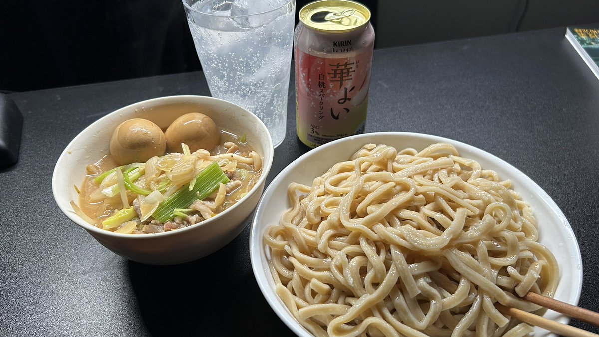 勝利の晩御飯

ネギのように見えるのは前年度から花壇で育てていたにもかかわらず転勤した先生の置き土産の葉ニンニク

１年ぶりのお酒だぞー！