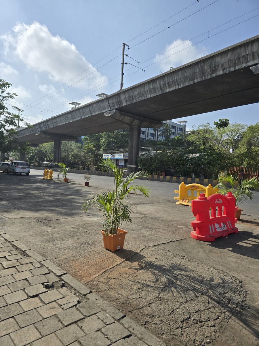 Abhishe26143828's tweet image. Great to see visible transformation on ground.
The chowk ahead of Chakala Metro, a key junction between T1 &amp;amp; T2, was filled with dump trucks and foul smell just 2–3 months ago. 
Today, the change is clear and walkable.
Good going @BJP4Mumbai @mybmc #Mumbai #jbnagar