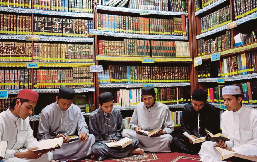 IslamicSH_'s tweet photo. During a lesson on Sahih al-Bukhari, a man mocked the teacher:

“People have reached the moon, and you’re still teaching Bukhari.”

The teacher replied calmly,
“They reached a creation, we seek the Creator.”

Then he added,
“The only one at loss is you. You neither reached the moon with them, nor learned Bukhari with us.”