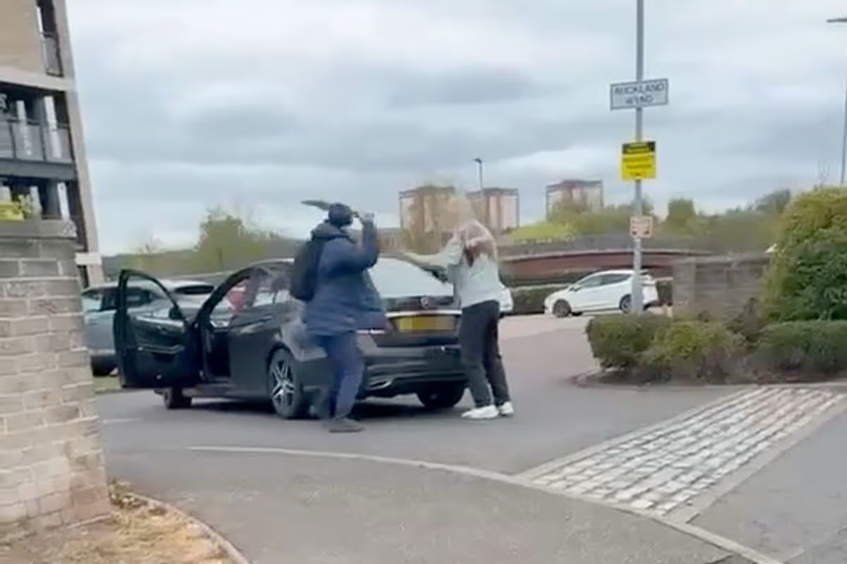 TrueBritNews's tweet image. A 77 year old was stabbed inside a car then slashed . He was taken to hospital with non life threatening injuries. 

Police are hunting the knifeman. 

#GlasgowAttack #MacheteAttack #KnifeCrime #ElderlyVictim #Scotland #Glasgow