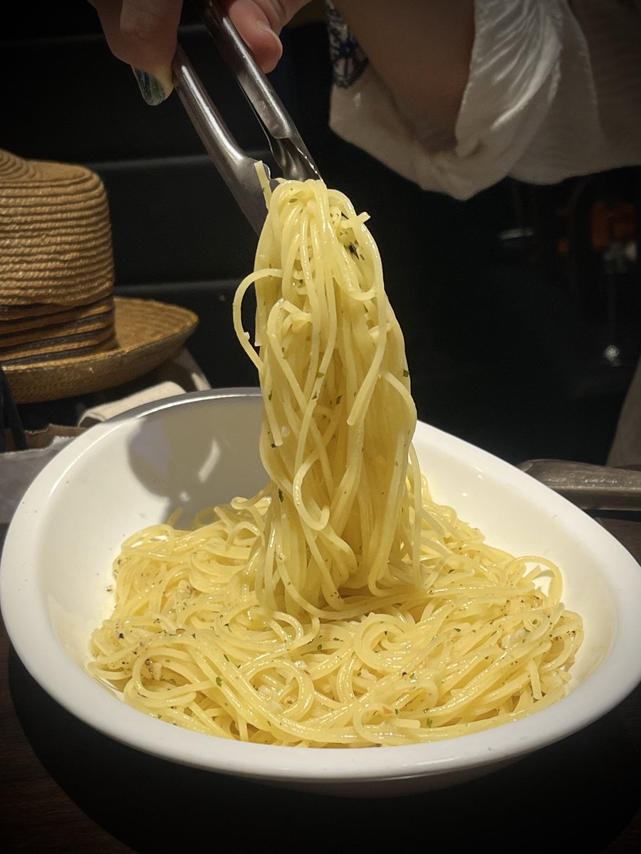 Salty301's tweet photo. tennberログインしました記録ぅ〜！！！
和牛の炙り〜めちゃうまとろけるお肉に、柔らかすぎる仔羊チョップは付け合わせまで最高🤤からの王道ペペロンチーノのうまテカリ✨✨✨🤣いつも絶品お料理をご馳走様でした😋
 #tennber https://t.co/U5EIptUq2H