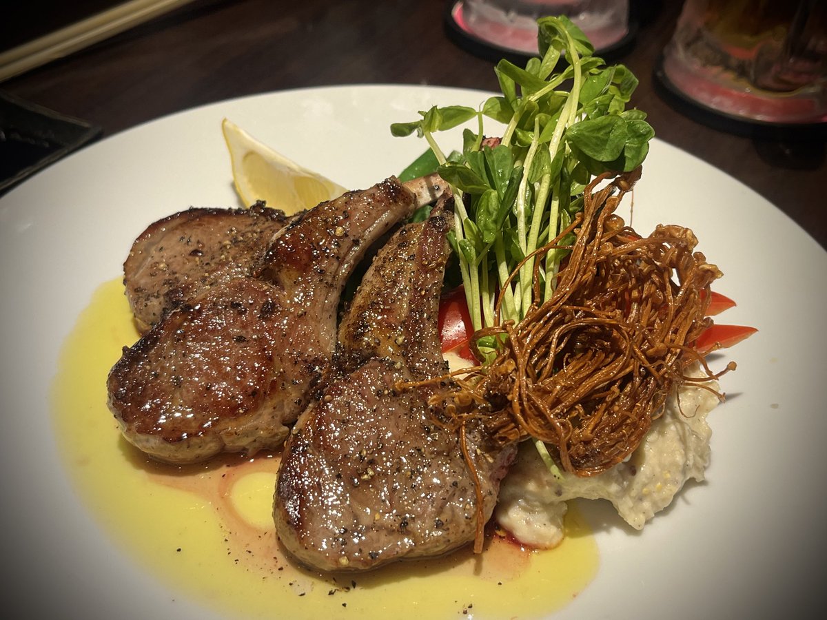 Salty301's tweet photo. tennberログインしました記録ぅ〜！！！
和牛の炙り〜めちゃうまとろけるお肉に、柔らかすぎる仔羊チョップは付け合わせまで最高🤤からの王道ペペロンチーノのうまテカリ✨✨✨🤣いつも絶品お料理をご馳走様でした😋
 #tennber https://t.co/U5EIptUq2H