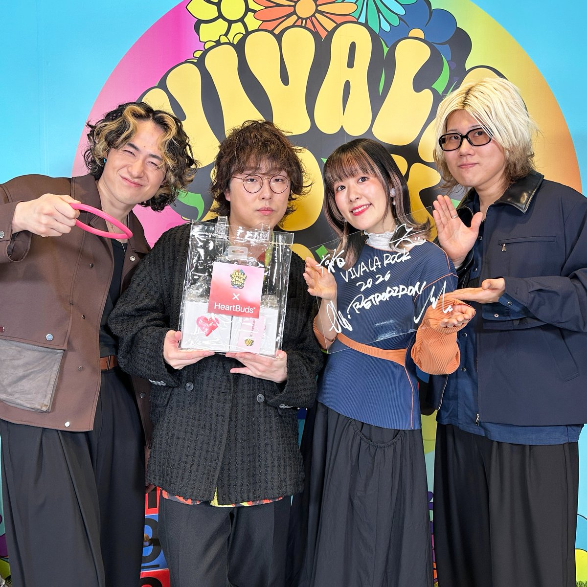 LINEVOOM_Japan's tweet photo. ＼⋱『VIVA LA ROCK 2026』プレゼントキャンペーン🎁／⋰

#ビバラ に出演した #レトロリロン(@retroriron)のサイン入りパネルが当たる✨

▼応募方法
このアカウントをフォロー
この投稿をリポスト

▼キャンペーン規約
https://t.co/wH6R3ejJJy

⇩LIVE配信もチェック🎸5/3（日） よる8時～