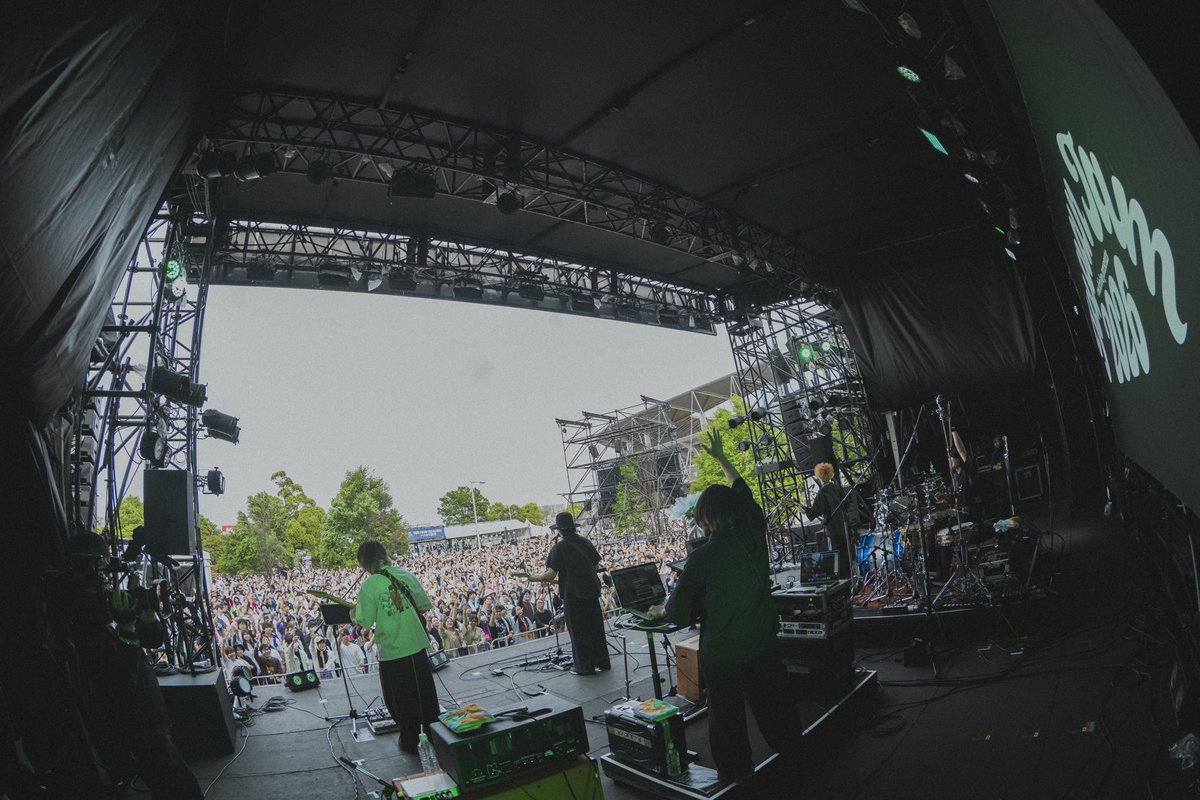 01RIPTONE31's tweet photo. 2026.05.03(sun.)
煮ル果実
『JAPAN JAM 2026』
📍千葉・蘇我スポーツ公園

初めてのJAPAN JAM
感情爆発で演奏しました。
本当に素晴らしい景色でした！
ありがとうございました🎸🍎

#煮ル果実 #JAPANJAM #JJ2026 
@rockinon_fes https://t.co/07egPTybNc