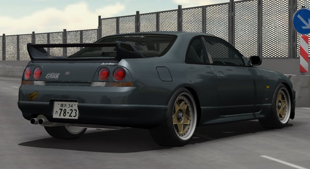自分の近所で見た34がこーいう感じの履いてて惚れた
シルバーの34 MCRっぽいエアロで