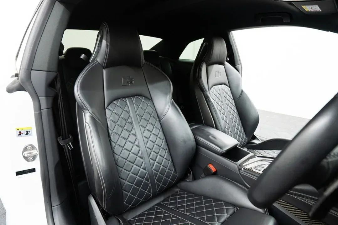 CNairobian1_'s tweet image. 🔵Multifunctional tilt &amp;amp; telescopic steering wheel
🔵Side mirror indicators
🔵Bang &amp;amp; Olufsen premium surround sound system
🔵Radar guided adaptive cruise control
🔵Digital cluster display
🔵Quad exhaust tailpipes
🔵Tyre pressure monitoring system

 #audi #s5 #audis5 #quattro