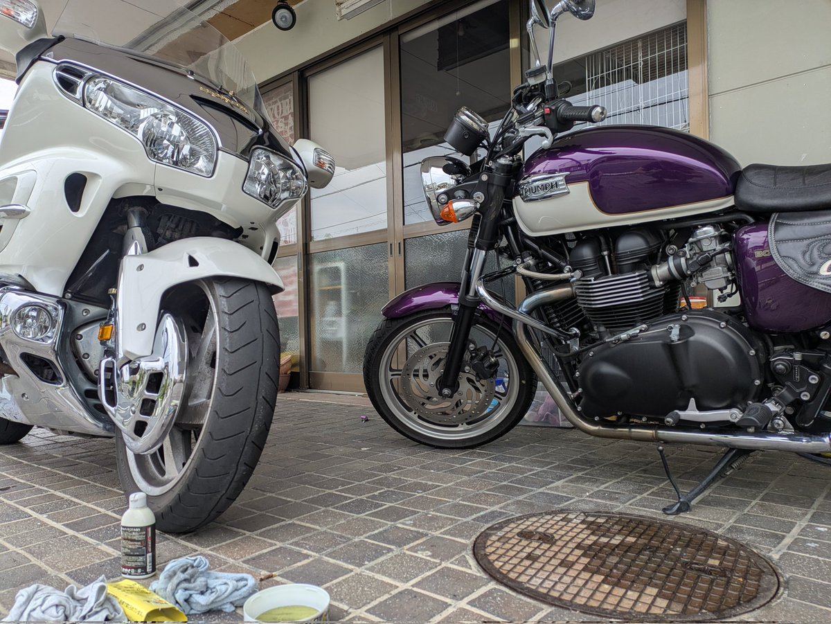 hiro_ClubOwl's tweet photo. GW前に洗車からワックス掛けまでして、綺麗な状態で気持ちよく走ってる

今日はまたまた娘とタンデムで買い物やら走りやら
50Km近くわはわは雑談しながら走ってきて幸せ✨

高校生になった娘、いまだに一緒にバイクで買物行きたいとか言ってくれる事が嬉しい😊 https://t.co/vXCwaO0e8n