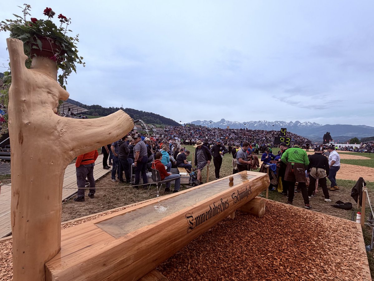 SicherheitBern's tweet photo. Emmentalisches #Schwingfest in Oberdiessbach bei besten Bedingungen - vor grandioser Kulisse der #Stockhorn- resp. #Gantrisch-Kette. Nach 3 Gängen ist noch (fast) alles möglich.
Ein schönes Volksfest😊! https://t.co/m1hyNqO8eJ
