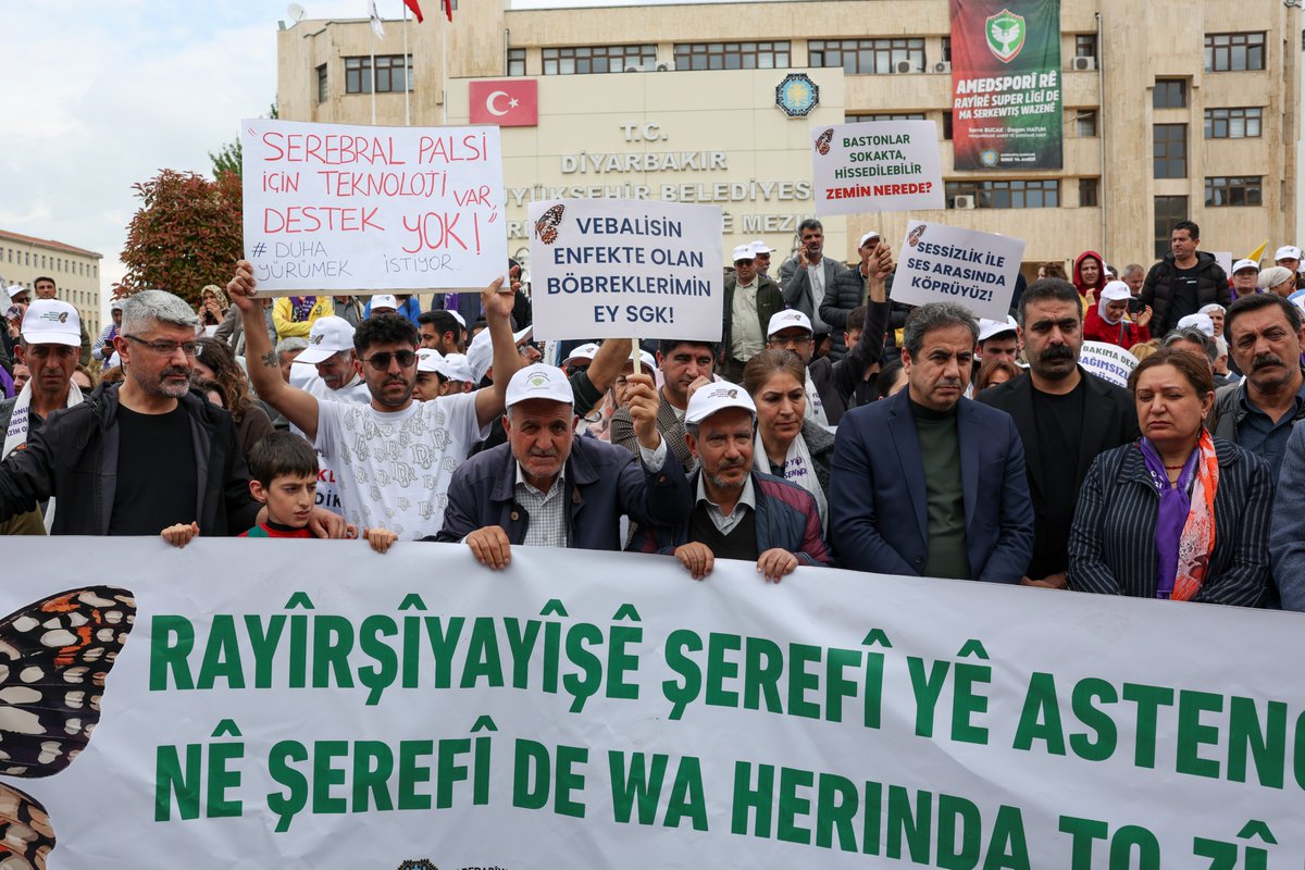 diyarbakirbld's tweet photo. 💬“Sağlamcılık İdeolojisine Karşı Durmak İçin Beraber Yürüyeceğiz” 🦋

📌 “Engelliler Onur Yürüşü” öncesinde konuşan Eşbaşkanımız Serra Bucak, yürüyüşün farklı illerden katılımla gerçekleştiğini belirterek bu dayanışmadan mutluluk duyduklarını dile getirdi. Diyarbakır’a gelen katılımcılara teşekkür eden Bucak, “İyi ki varsınız, iyi ki onur için, sağlamcılık ideolojisine karşı durmak için beraber yürüyeceğiz” ifadelerini kullandı. Erişilebilirlik konusunda somut adımlar attıklarını vurgulayan Bucak, tüm katılımcılarla birlikte dayanışma içinde mücadele etmeye devam edeceklerini belirtti.

💬 “Ji Bo Em Li Dijî Îdeolojiya Ableîzmê Bisekinin Em ê Bi Hev Re Bimeşin” 🦋

📌 Hevşaredara me Serra Bucak beriya "Meşa Rûmetê ya Astengdaran" axivî û diyar kir ku meş bi beşdariya ji bajarên cuda pêk hatiye û ew bi vê piştevaniyê gelekî kêfxweş in. Bucak spasiya beşdarên ku hatine Amedê kir û got: “Baş e ku hûn hene; ji bo rûmetê û ji bo ku em li dijî îdeolojiya ableizmê bisekinin, em ê bi hev re bimeşin.” Bucak bal kişand ser giringiya gihîştbariyê û destnîşan kir ku wan di vî warî de gavên berbiçav avêtine û ew ê bi hemû beşdaran re di nav piştevaniyê de têkoşîna xwe bidomînin.

💬 "Seba ke ma Vera Îdeolojîya Albeîzmî Vinderê, Ma Do Pîya Rayîr Şêrê" 🦋

📌 Hemşaredara ma Serra Bucak ke verê "Rayîrşîyayîşê Rûmetî yê Astengdaran" qisey kerd, dîyar kerd ke rayîrşîyayîş bi beşdarîya bajaranê cîyayan ameyo bicaardene û îfade kerd ke  nê piştîpêdayîşî ra keyfweş ê. Bucak beşdaran rê ke bajaranê cîyayan ra ameyî Amed sipas kerd û va: "Çiqas ke şima est ê, çiqas seba rûmetî, seba ke ma vera îdeolojîya Ableîzmî vinderê, ma do pîya rayîr şêrê." Bucak bale ante ser o ke derheqê resayîşî de gamê şênberî eştê û dîyar kerd ke do beşdaran reyde pîya mîyanê piştîpêdayîşî de têkoşînê xo dewam bikerê.

#Diyarbakır #Amed #EngelilerOnurYürüyüşü