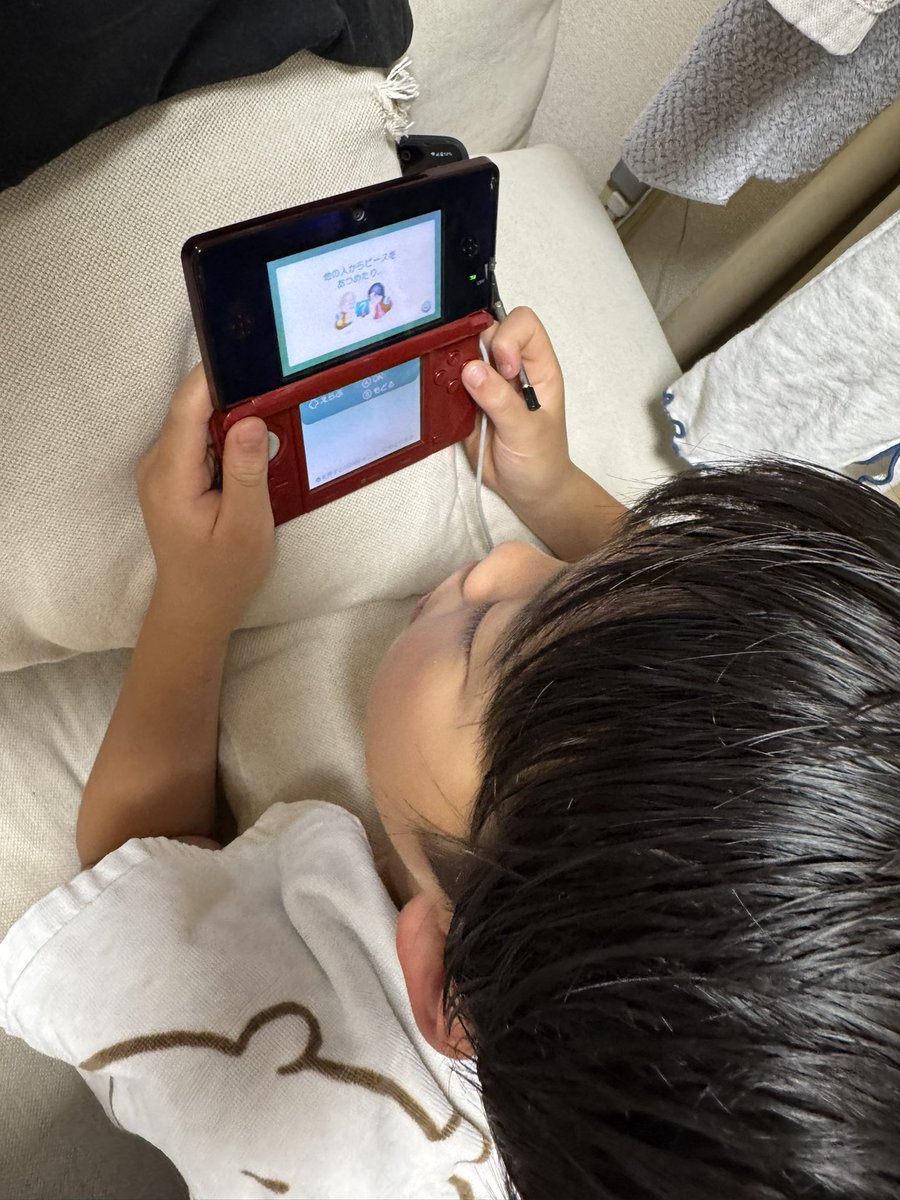mondrive88's tweet photo. 3DSに大興奮の息子。
操作方法はChatGPTに聞く。
過去と最先端のコラボ。笑 https://t.co/VvdLbsvvRQ