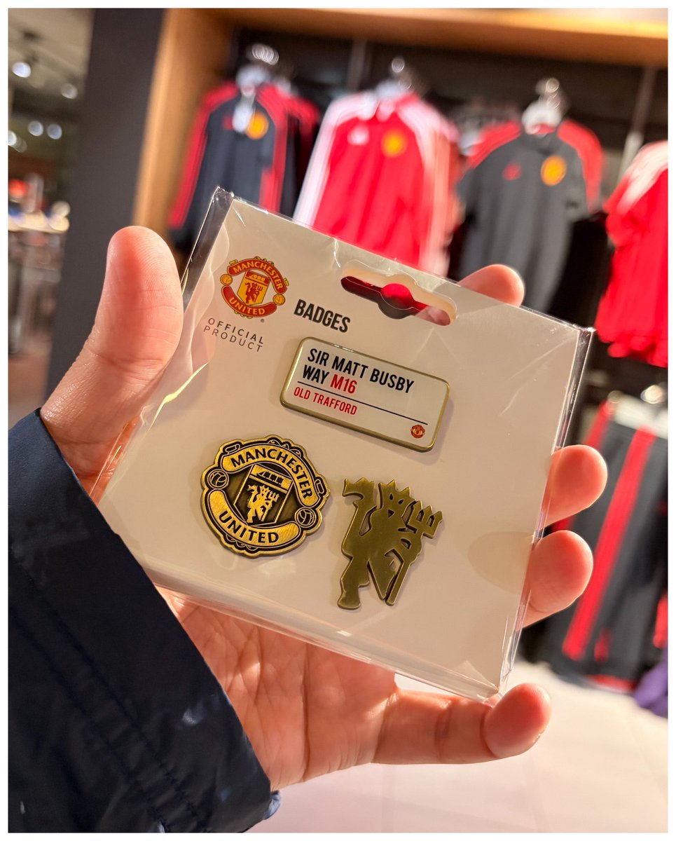 from LFC fans,

Old Trafford, mimpi teman2 fans MU saya,

suatu hari kalian akan disini jg,

venue big match malam ini. 

-

Saya masih inget banget sore itu,

pas mau foto,

sayup-sayup2 terdengar di kuping,

“Koe rodok minggir kono lhooo,

ben foto e apik iki” 

😆😆😆

Udah